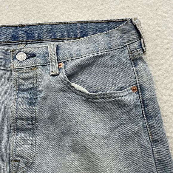 Levis 501 Jeans Mens 33x32 (Tag 32x32) Button Fly Light Wash Stretch Straight - Picture 4 of 15